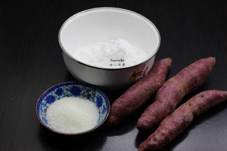 准备食材：糯米粉、粘米粉、澄面、奶粉拌均，过刷。以及紫薯白砂糖等食材；