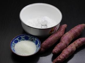 准备食材：糯米粉、粘米粉、澄面、奶粉拌均，过刷。以及紫薯白砂糖等食材；