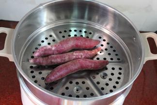 紫薯洗净，放入锅中蒸熟；