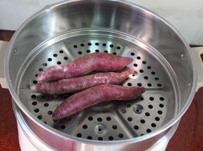 紫薯洗净，放入锅中蒸熟；