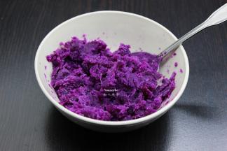 蒸熟的紫薯，放凉，去皮，捣碎；