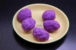 揉成光滑的团，再分成60克一个小团；