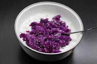 捣碎的紫薯泥、白砂糖、倒入拌均的米粉中，加入沸水拌均；