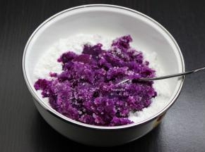 捣碎的紫薯泥、白砂糖、倒入拌均的米粉中，加入沸水拌均；
