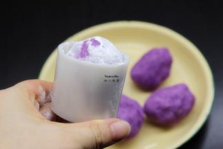 放入月饼模具中，压出月饼模型；