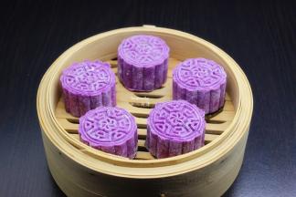 做的月饼胚放入蒸笼中；PS：月饼底部可以垫粽叶或蒸纸。