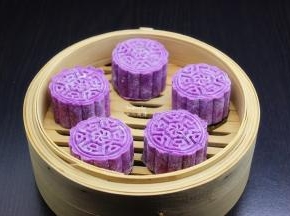 做的月饼胚放入蒸笼中；PS：月饼底部可以垫粽叶或蒸纸。