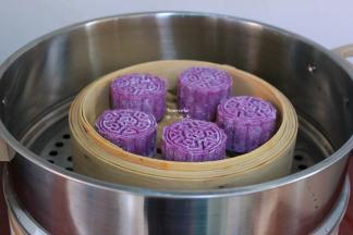 清水煮沸，隔水放入大火蒸15分钟，关火之后焖三分钟，放凉即可吃。