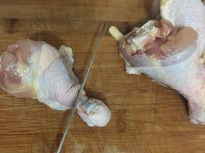 把鸡腿肉筋络的部位切一圈，切开