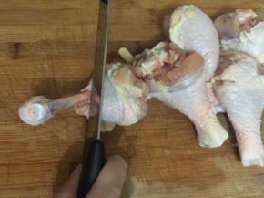 然后把肉往下刮把肉和骨分离开