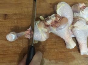 然后把肉往下刮把肉和骨分离开