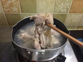 把肉煮到变白捞出