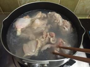 锅里坐水烧开把鸡腿肉飞水