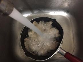 用凉水冲洗干净