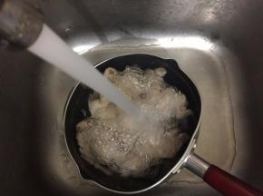 用凉水冲洗干净