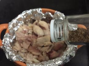 把鸡肉码在砂锅内加入花椒粉