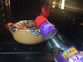 烤至剩余5分钟时加青红椒和芝麻油