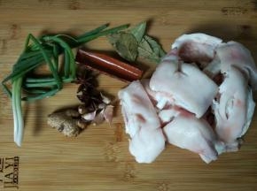 原料，收拾好的猪蹄，各种配料