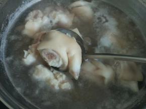 猪蹄凉水下锅，煮出血沫，捞起备用