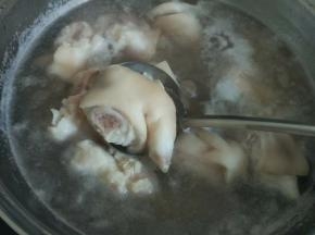 猪蹄凉水下锅，煮出血沫，捞起备用