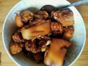 碗里倒入一汤勺酱油，一汤老抽，一勺料酒，放入姜蒜，倒入猪蹄腌制15分钟