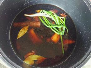 香料，冰糖，腌好的猪蹄一起倒入电饭锅，加入没过猪蹄的清水，炖煮1小时