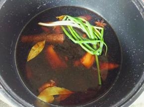 香料，冰糖，腌好的猪蹄一起倒入电饭锅，加入没过猪蹄的清水，炖煮1小时