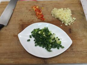 在烤茄子的期间把蒜片和辣椒切碎，和葱花