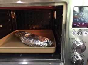 用锡纸用住茄子放进烤箱上火195度下火210先烤制软身