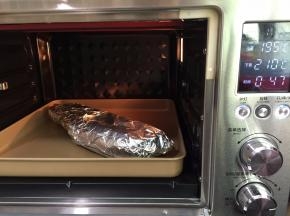 用锡纸用住茄子放进烤箱上火195度下火210先烤制软身