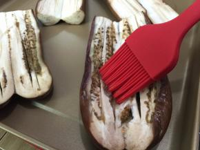  烤软的茄子去掉锡纸，把茄子切开，刷上油，再送进烤箱继续烤10分钟