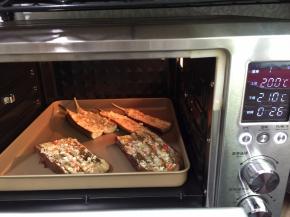 加上调料，继续烤8分钟左右