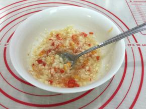  油，盐，蒜蓉，辣椒混合在一起搅拌均匀