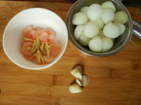 冬瓜用取球器取球，虾仁洗干净，姜丝放到虾仁里，放入料酒盐调味，蒜切片