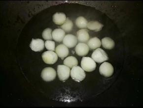 锅里放水，倒入冬瓜煮熟，捞起备用