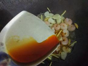 加入半勺酱油翻炒均匀