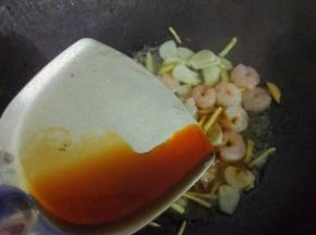 加入半勺酱油翻炒均匀