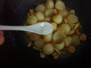 加入半匙盐调味，翻炒均匀起锅