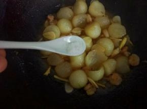 加入半匙盐调味，翻炒均匀起锅