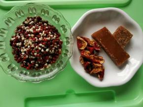 红豆薏米洗干净，因为我是突然想喝，所以没有泡，红枣洗干净去核