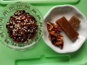 红豆薏米洗干净，因为我是突然想喝，所以没有泡，红枣洗干净去核