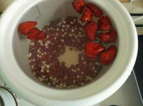 红豆，薏米，红枣一起放入炖锅里，加入适量清水，水可以多点，直接拿来当茶喝