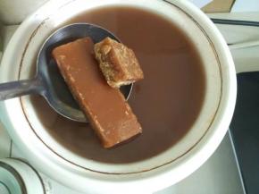 大火煮到红豆薏米软烂，加入一块红糖，喜欢甜的可以多加点，不过吃太多红糖会发胖的，加入糖后继续炖到糖融化