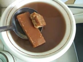 大火煮到红豆薏米软烂，加入一块红糖，喜欢甜的可以多加点，不过吃太多红糖会发胖的，加入糖后继续炖到糖融化