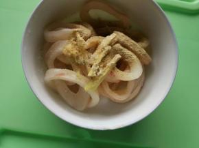 鱿鱼圈解冻洗干净，放入姜丝，盐，胡椒粉，料酒抓匀