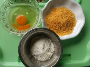准备鸡蛋，面粉，面包糠，鸡蛋打散，