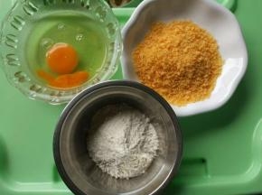 准备鸡蛋，面粉，面包糠，鸡蛋打散，