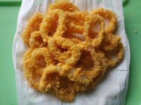 鱿鱼圈先裹鸡蛋然后裹面粉，再裹一次鸡蛋，最后面包糠，全部裹完