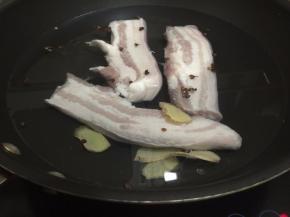 五花肉洗净冷水下锅加入花椒和生姜