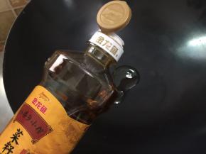 坐锅倒入少许菜籽油